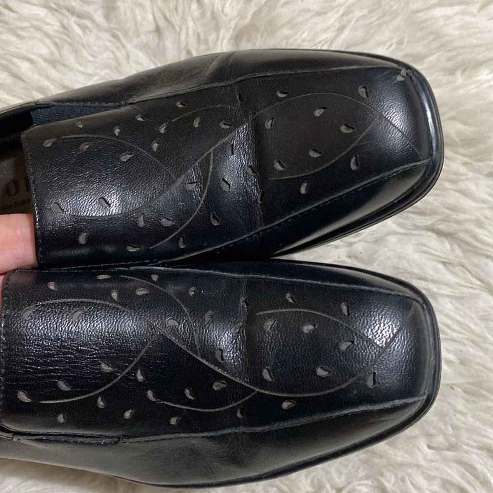 Aravon by New‎ Balance size 8 Kiley Floral Cut Out Black Leather Loafer